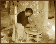 Genoux  la roue de poterie ancienne.