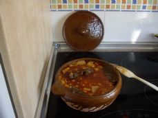 UNE ASSIETTE À TARTE DE BOUE AVEC COUVERCLE